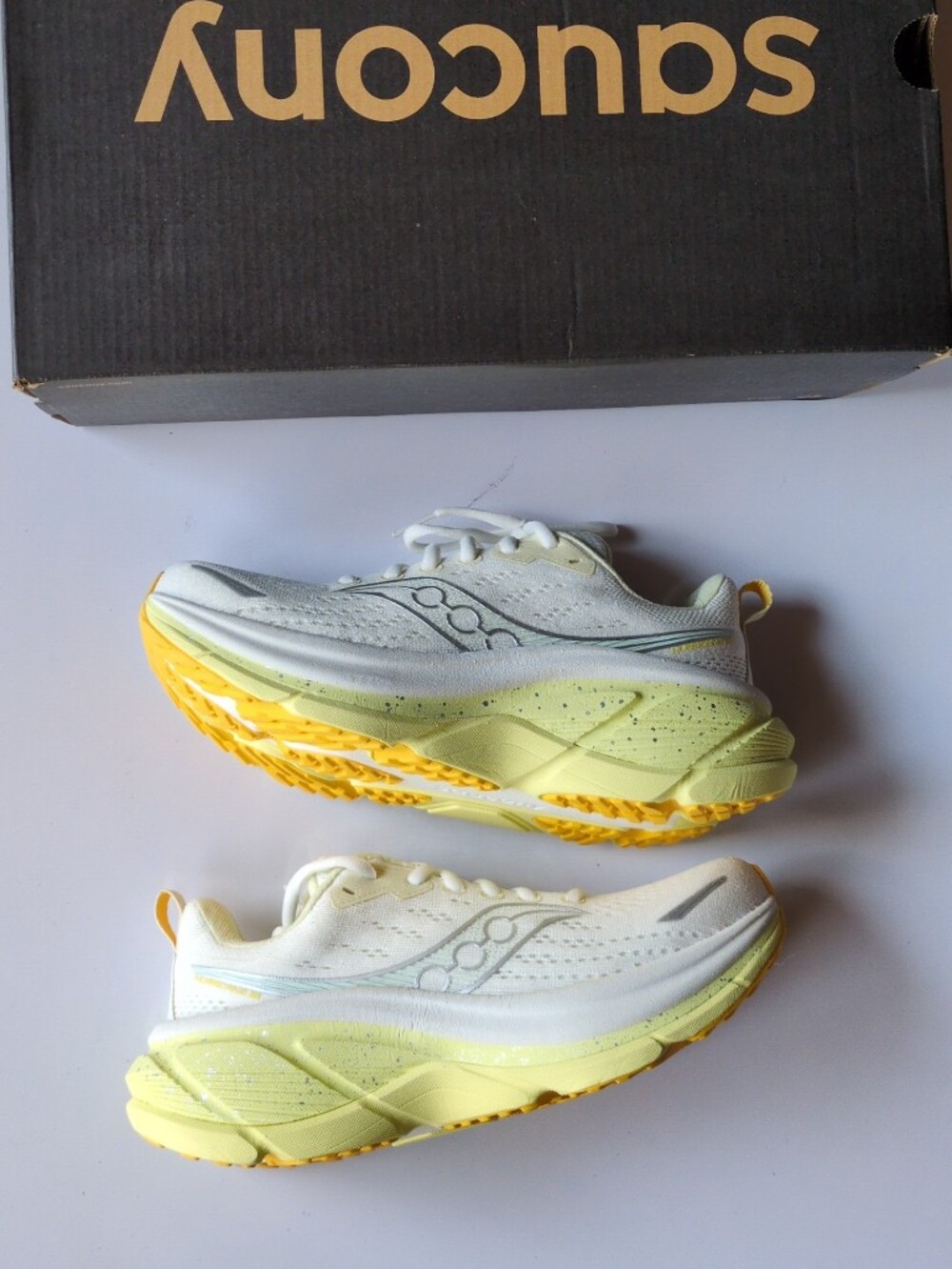 NIB SAUCONY Hurricane 25 Shoes Ivory / Tender Womens Sz 7 Yellow Accents